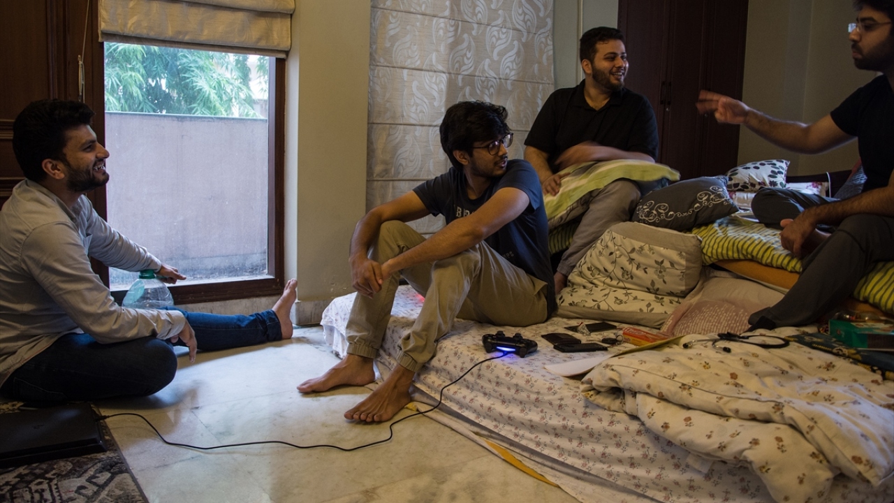 Ülkede 25 Mart`ta ilan edilen sokağa çıkma yasağının ardından Dr. Abdul Allam Han`ın öncülüğünde bir araya gelen Dr. Aman İrşad, Dr. Azhan Sıddıki ve Dr. Atıf Nasim "Nöbetçi Doktorlar" isimli bir grup kurdu.