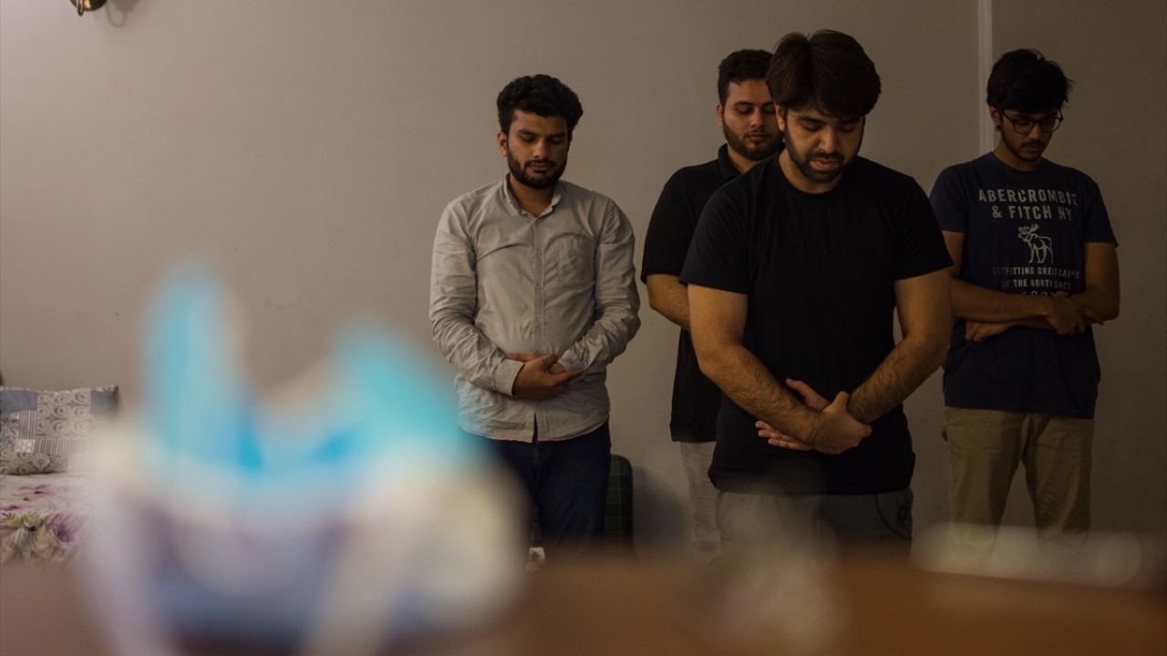 Yardımcı oldukları insanların dualarıyla salgın sırasında millet için bir yardım eli olmanın ötesinde bir şey istemediklerini dile getiren genç Müslüman doktorlar, bugüne kadar 500`den fazla hastaya telefon üzerinden ücretsiz danışmanlık hizmeti sağladı.