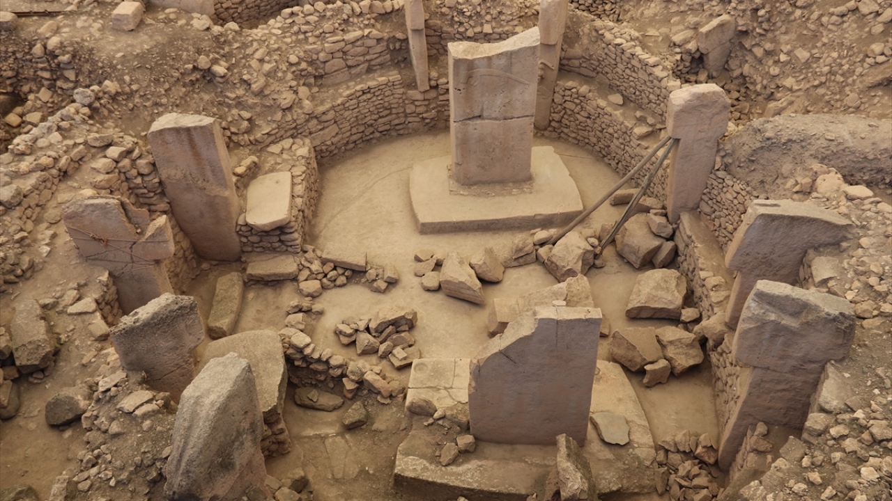 Söz konusu taşın değerli olduğunu düşünen çiftçi, duyarlılık göstererek bu heykeli Şanlıurfa Arkeoloji Müzesi yetkililerine teslim etti.