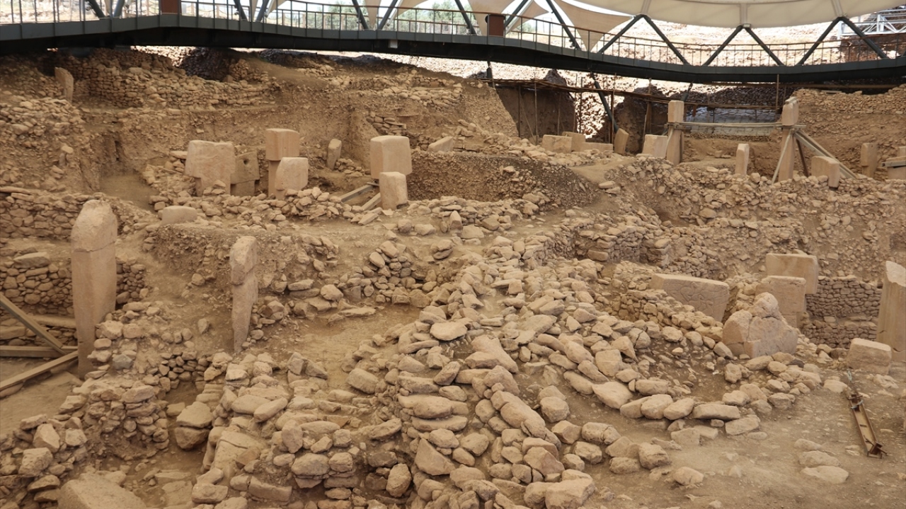 1994`te bölgeyi ziyaret eden Prof. Dr. Schmidt ise Göbeklitepe`deki üst kısımlarında görünen taşların neolitik döneme ait olduğunu fark etti.