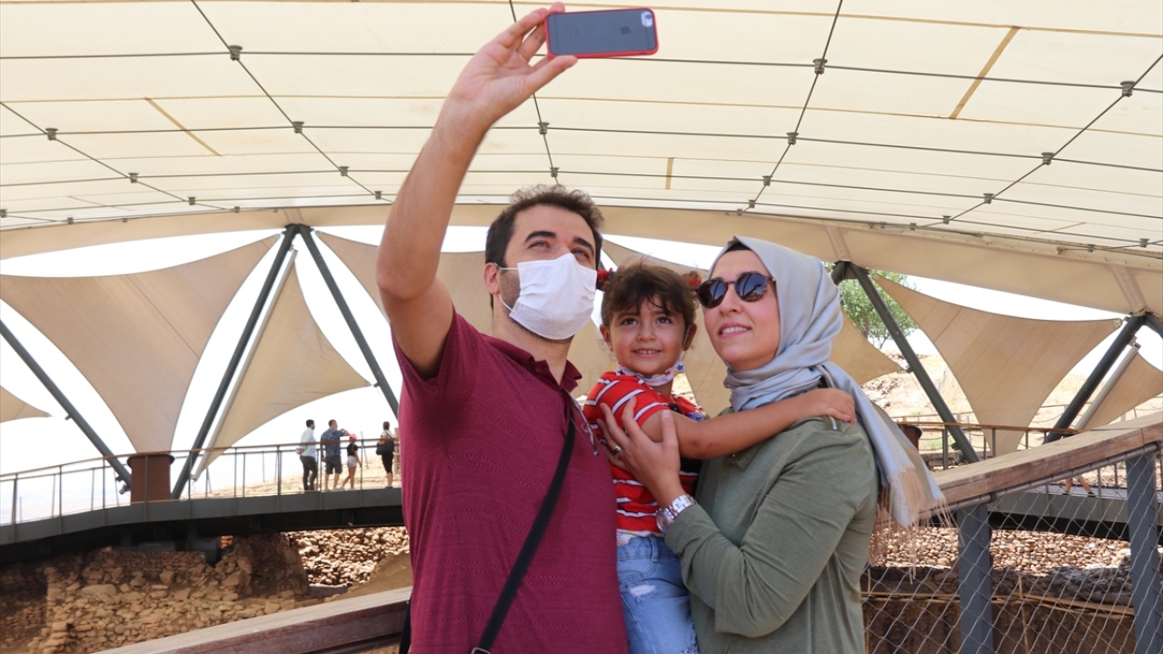 Bunun üzerine 1995-2006 yıllarında Şanlıurfa Müze Müdürlüğünün başkanlığında, Alman Arkeoloji Enstitüsünden Prof. Dr. Harald Hauptmann, daha sonra Schmidt ve ekibinin katılımıyla kesintisiz kazı çalışmaları başladı. 