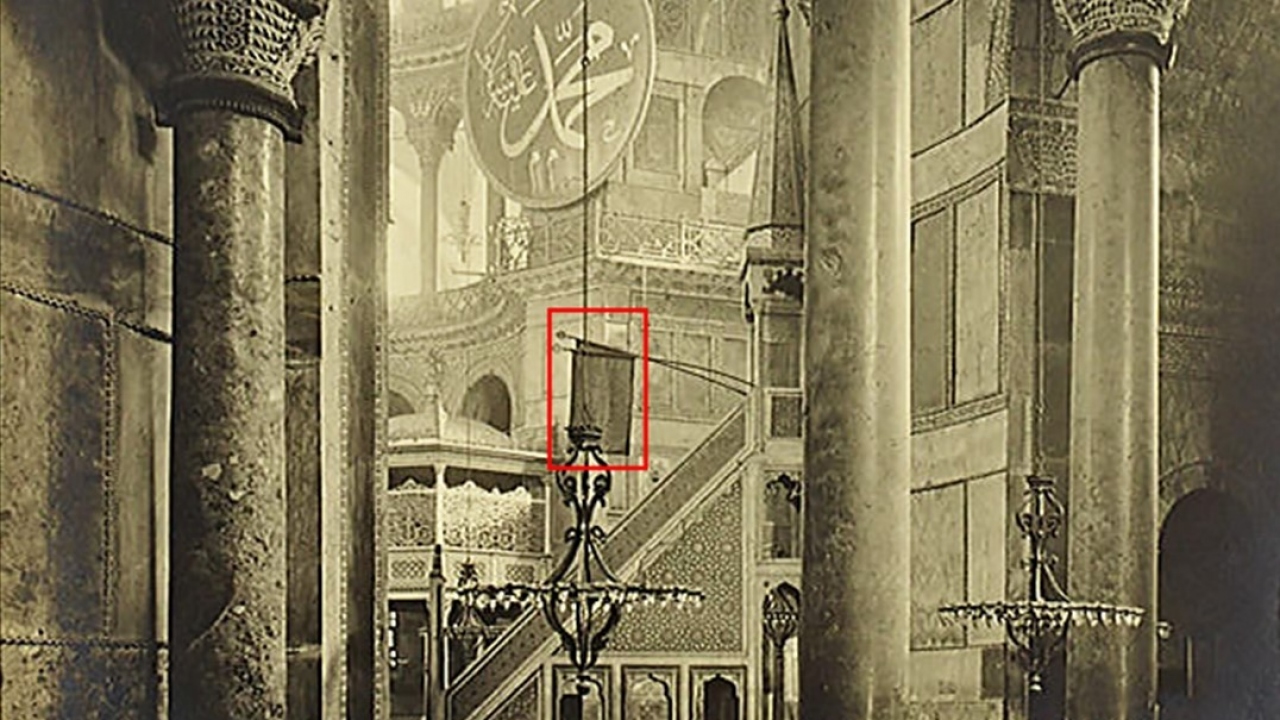  Bu eserler arasında minberde asılı olan Medine`den getirilen iki adet Ravza-i Mutahhara örtüsü de yer alıyor.