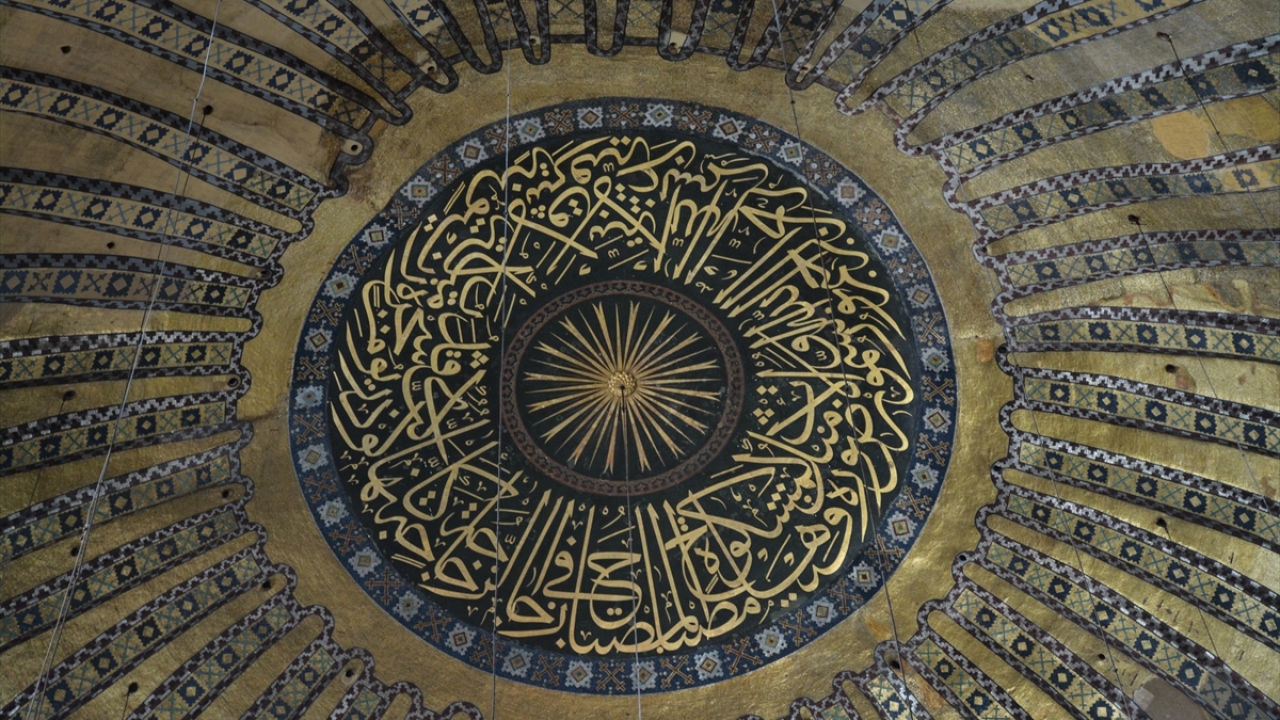 Caminin ana kubbe merkezindeki Kazasker Mustafa İzzet Efendi`nin Nur Suresi`nden "Allah, göklerin ve yerin nurudur." mealini içeren celi sülüs hat yer alıyor.