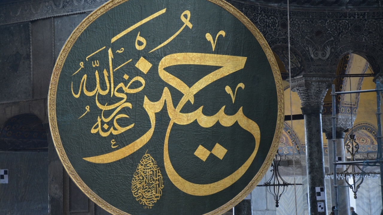 Mustafa İzzet Efendi`ye ait 1849 tarihli Hz. Hüseyin yazılı levhası 1934`te indirildikten 15 yıl sonra tekrar yerine asıldı.