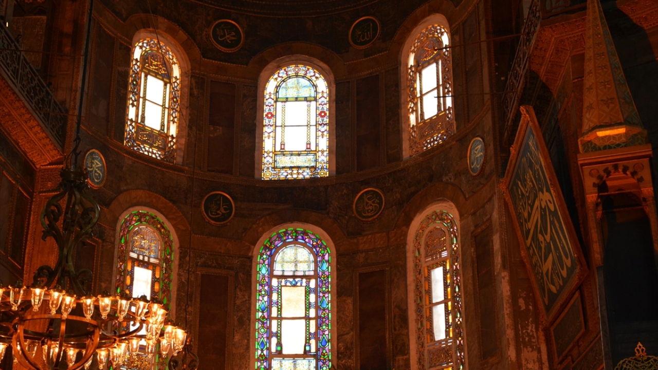 Mihrab sofasında bulunan revzenler ve dairesel levhalar ise yapıldıkları günden bu yana Ayasofya Camiini süslemeye devam ediyor.