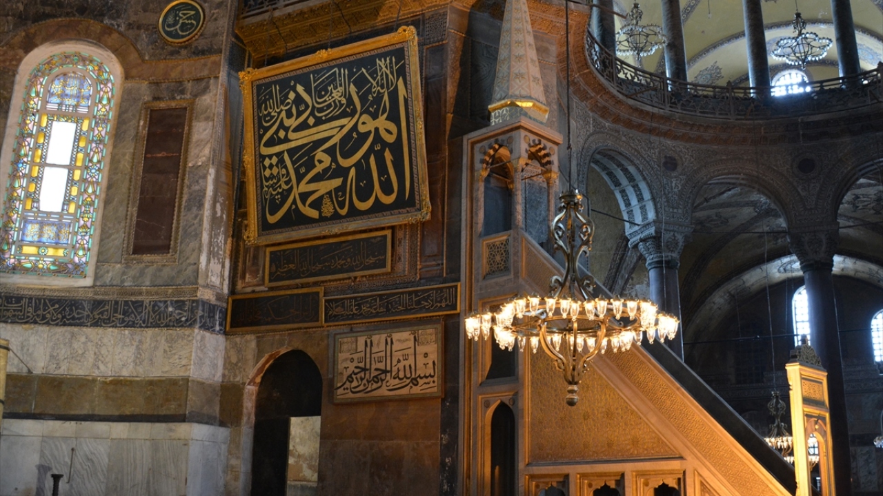 Mihrap sofasının sağ kısmında padişah hatlarının da bulunduğu levhalar bugün de asıldıkları yerde bulunuyorlar.