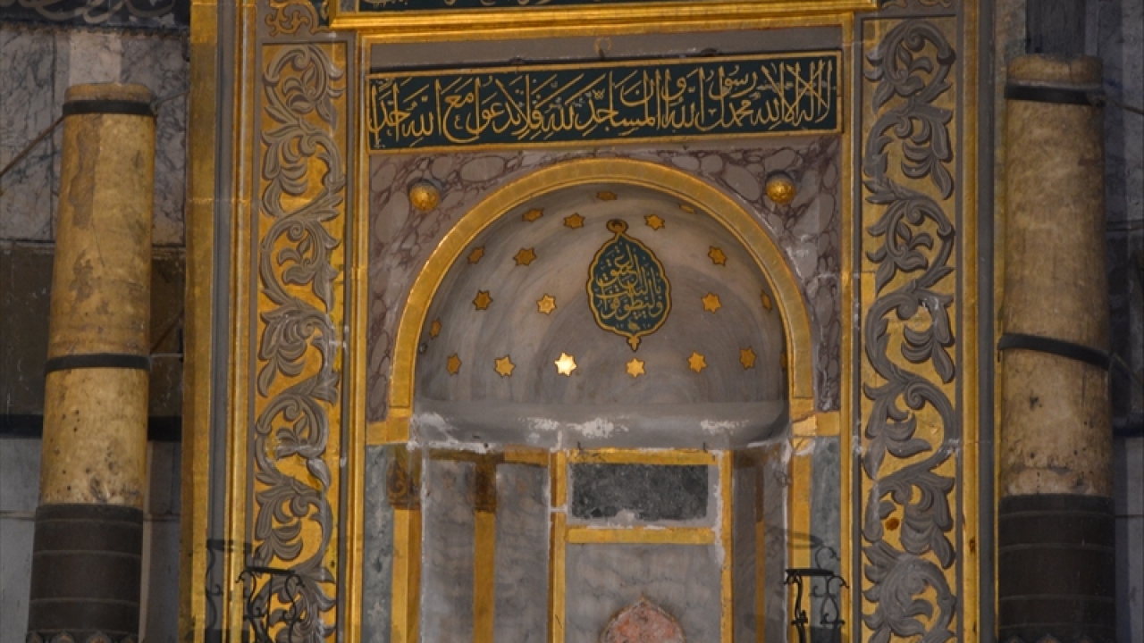 Çeşitli dönemlere ait yazıların bulunduğu mihrap aslına uygun şekilde korundu.