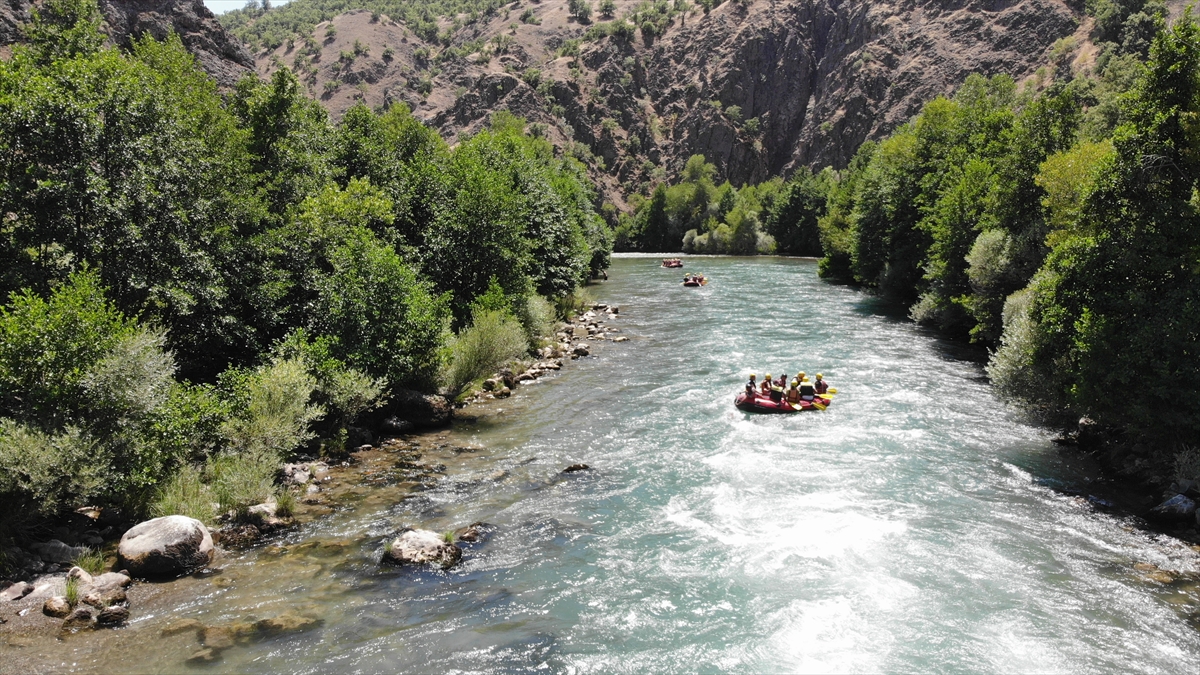 Rafting başta olmak üzere ulusal ve uluslararası birçok spor organizasyonuna başarıyla ev sahipliği yapan doğa harikası kent, su ve doğa sporlarında maka şehir olma yolunda ilerliyor.