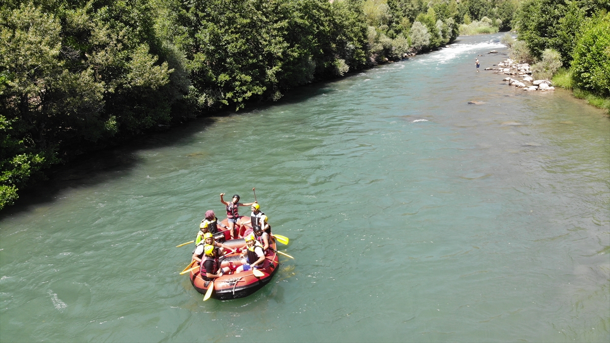 Kent dünyanın önde gelen rafting parkurları ve yemyeşil bitki örtüsüne sahip Munzur Vadisi`ne gelen rafting tutkunlarına da kilometrelerce uzunluktaki Munzur Çayı`nda saatlerce bu sporu yapma imkanı sunuyor.
