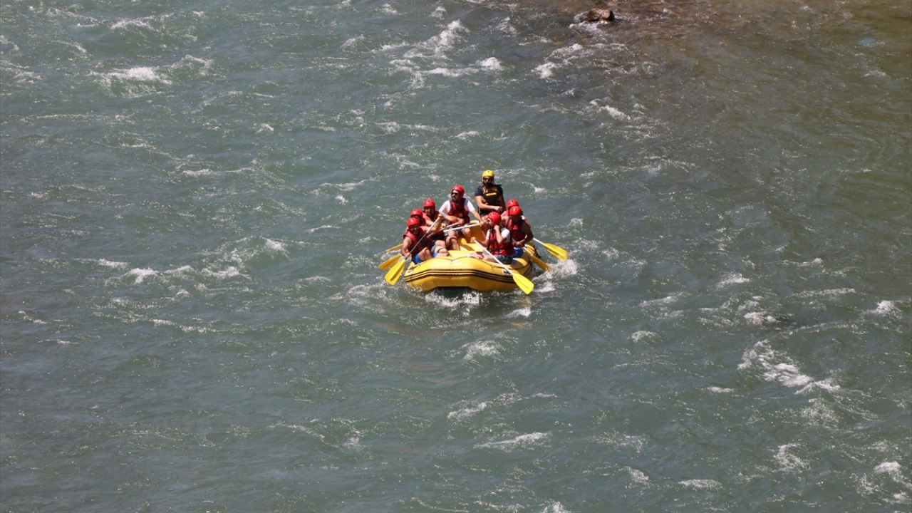 Diyarbakır`dan Tunceli`ye turla gelip rafting yapan Rukan Matsar da "Arkadaşlarımız burayı bize çok övdüler. Geçen yıl dünya rafting şampiyonası burada yapılmıştı. Gelip görmek istedim. İlk kez rafting yapacağım için heyecanlıyım." ifadelerini kullandı.