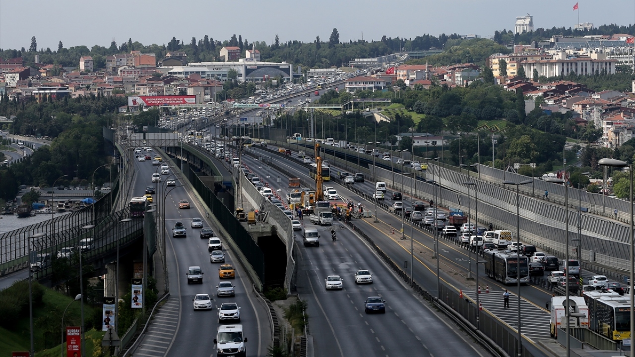 İstanbul Büyükşehir Belediyesi Altyapı Hizmetleri Müdürlüğü tarafından 18 Temmuz Cumartesi günü, köprünün kara yolu bağlantısındaki derzlerin aşınması sebebiyle başlatılan bakım onarım çalışmaları kademeli olarak sürüyor. 