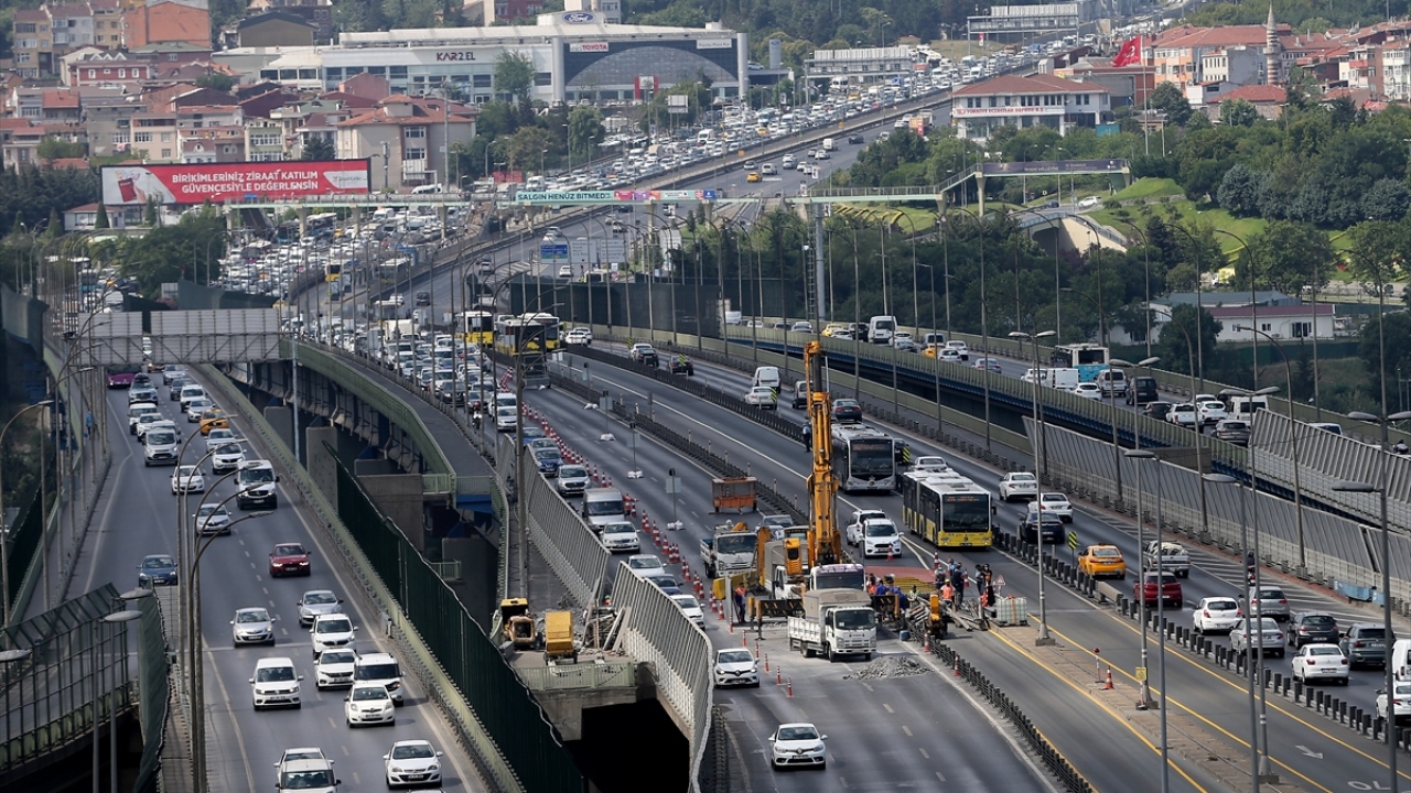 Çalışma nedeniyle D-100 Karayolunda, Cevizlibağ`dan Haliç Köprüsü`ne kadar sabahın erken saatlerinden itibaren uzun araç kuyrukları oluştu. 