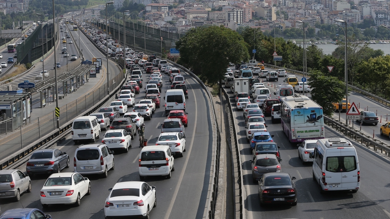 Birinci aşamada köprünün Okmeydanı-Edirnekapı istikametinde 2 şeritli yolun sağ şeridi, 7 gün boyunca kapatılacak. İkinci aşamada aynı yolun sol şeridi yine 7 gün boyunca kapalı olacak. 