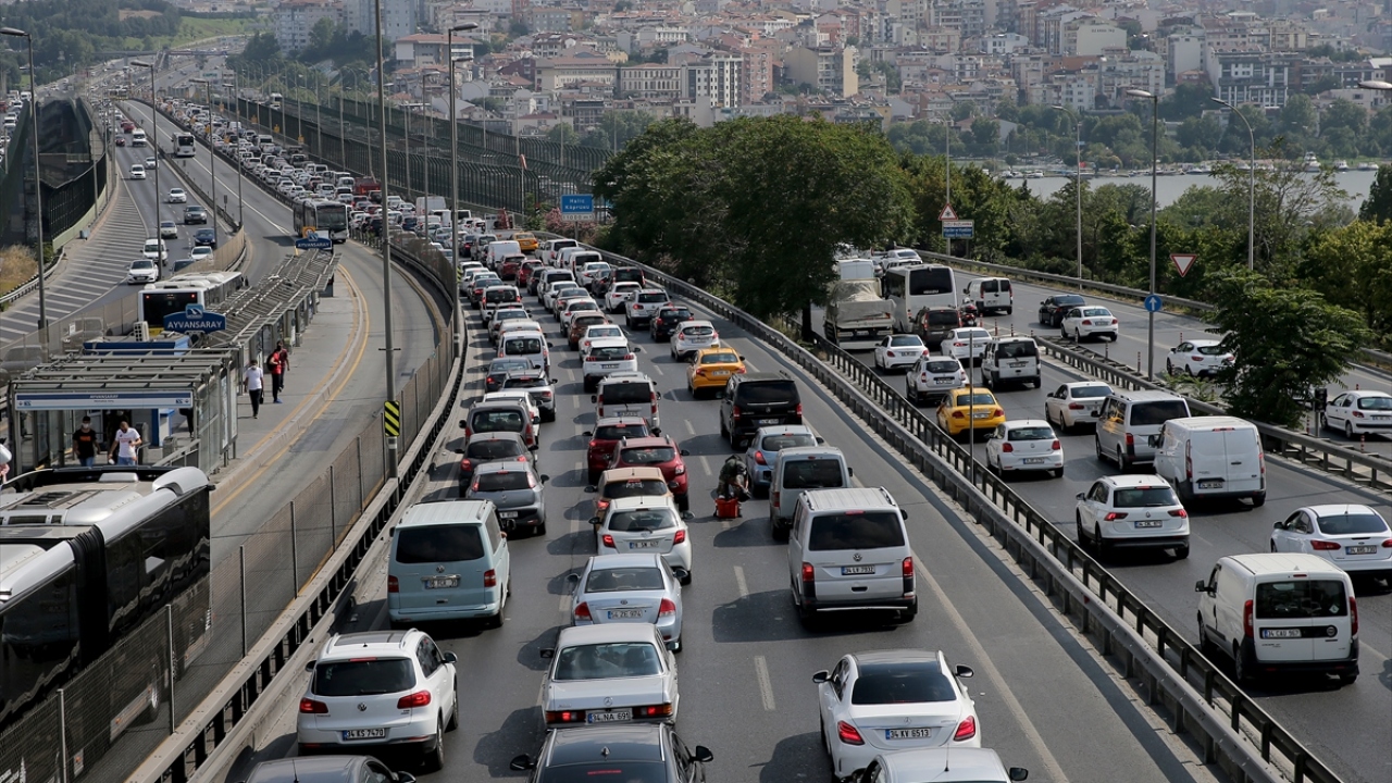 Üçüncü aşamada Edirnekapı-Okmeydanı istikametinde 3 şeritli yolun sağ tarafındaki 1,5 şeridi, ikinci aşamayı takiben 7 gün boyunca kapatılacak. 