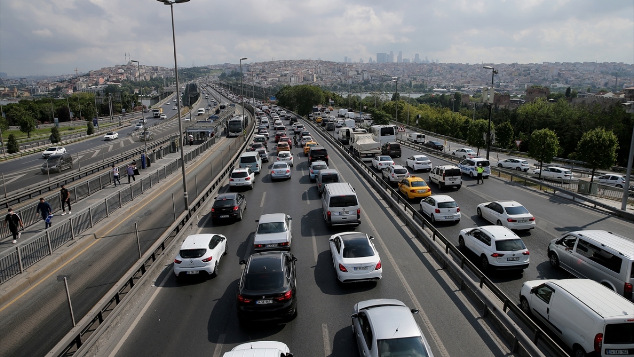 Dördüncü aşamada ise aynı yolun sol tarafındaki 1,5 şeridi, yine 7 gün boyunca kapalı kalacak.