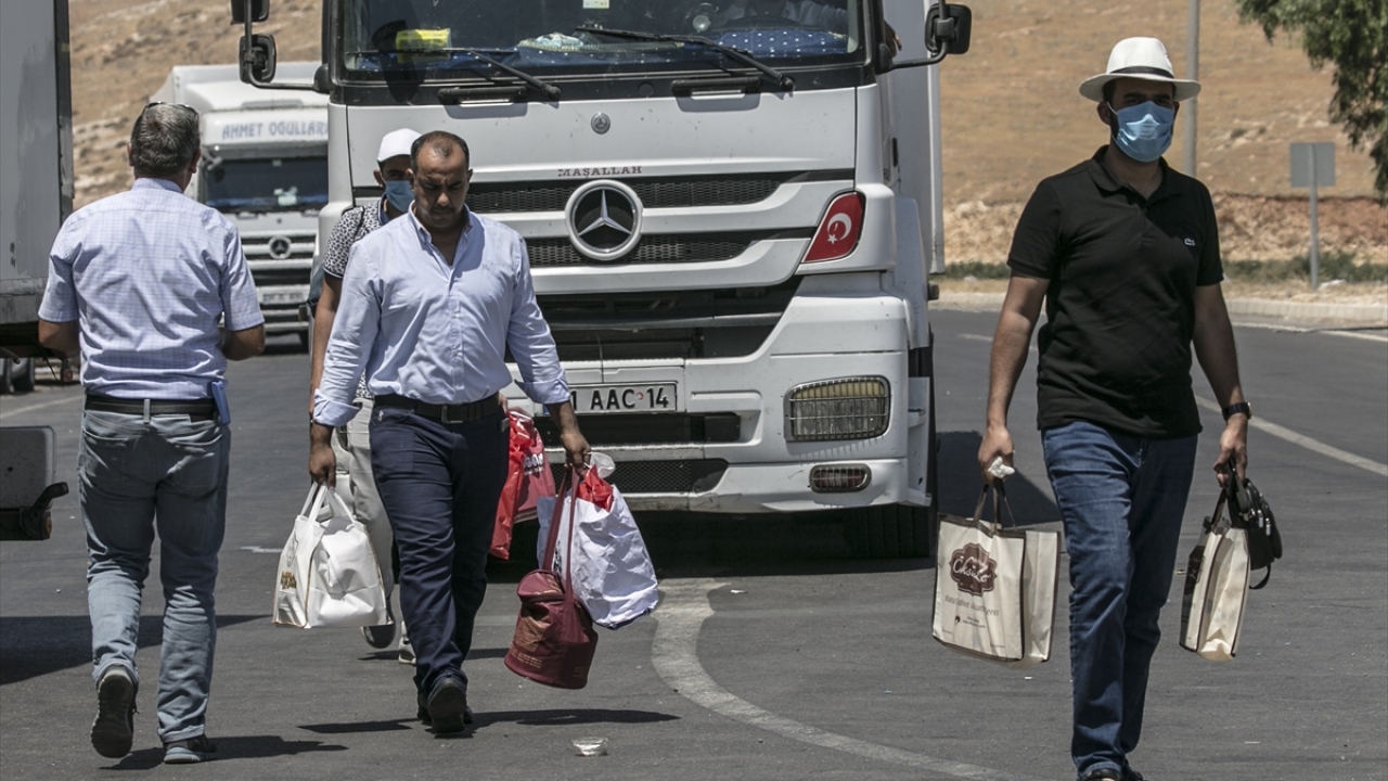 Suriyeli aileler, buradaki resmi işlemlerinin ardından İdlib ve kırsalındaki güvenli bölgeler ile Zeytin Dalı Harekatı kapsamında terörden arındırılan Afrin ve civar köylere hareket ediyor. 