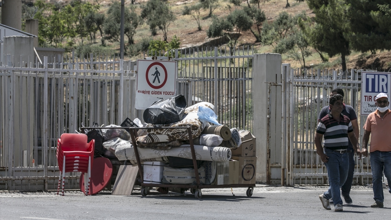 Türkiye`nin farklı illerinde yaşamını sürdüren Suriyeliler, ülkelerine dönmek için Hatay`ın Reyhanlı ilçesindeki Cilvegözü Sınır Kapısı`na geliyor. 