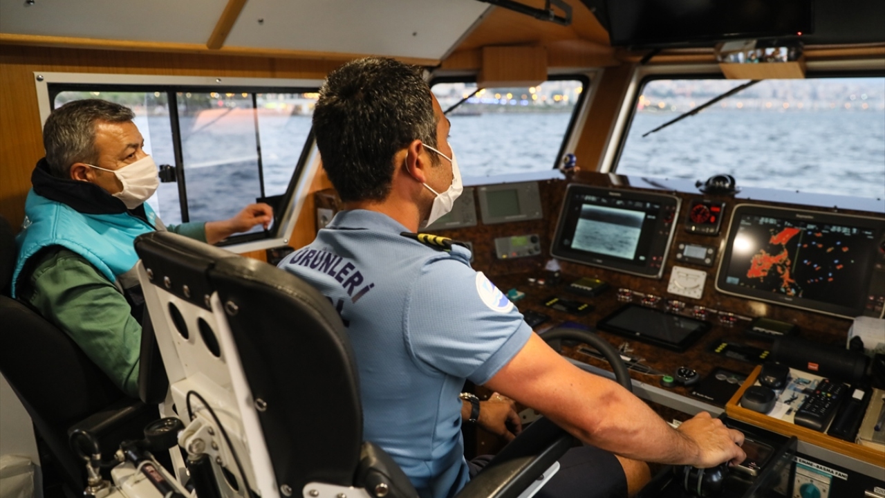 Saatte 32,5 knot hıza ulaşabilen tekne, termal kameraları, su üstü ve altı radarı sayesinde yasa dışı balık avcılık yapanlara gece-gündüz göz açtırmıyor. 