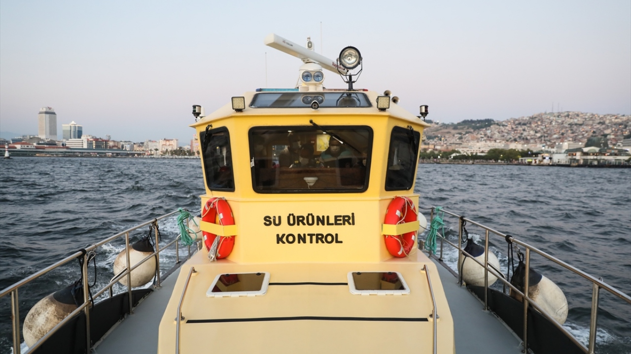 Tarım ve Orman Bakanlığına ait 16 metre uzunluğundaki "Reis Bey" teknesi, 15 kişilik mürettebatıyla 4 yıldır, Ege Denizi`nde kaçak avcılıkla mücadeleye önemli destek sağlıyor.