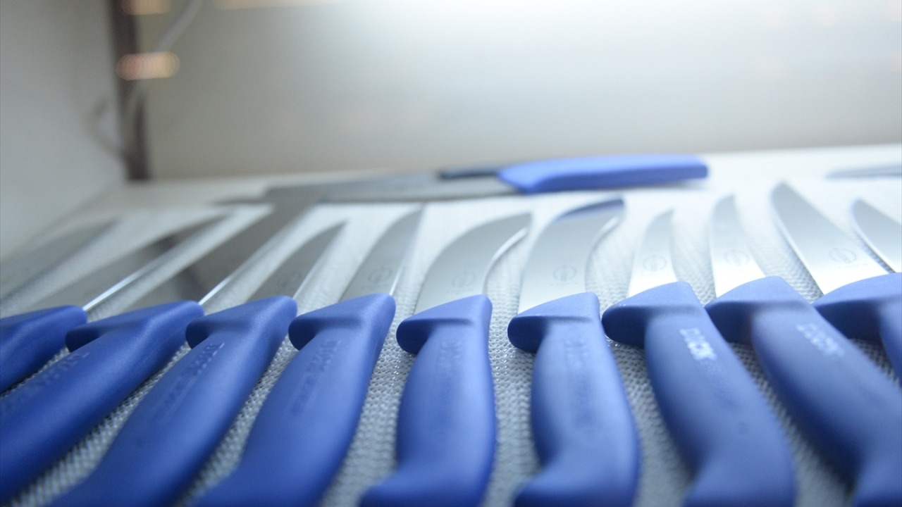 Sabahın ilk ışıklarıyla bileme tezgahlarının çarklarını döndüren ustalar, bıçakları keskinleştirmeye devam ediyor. 