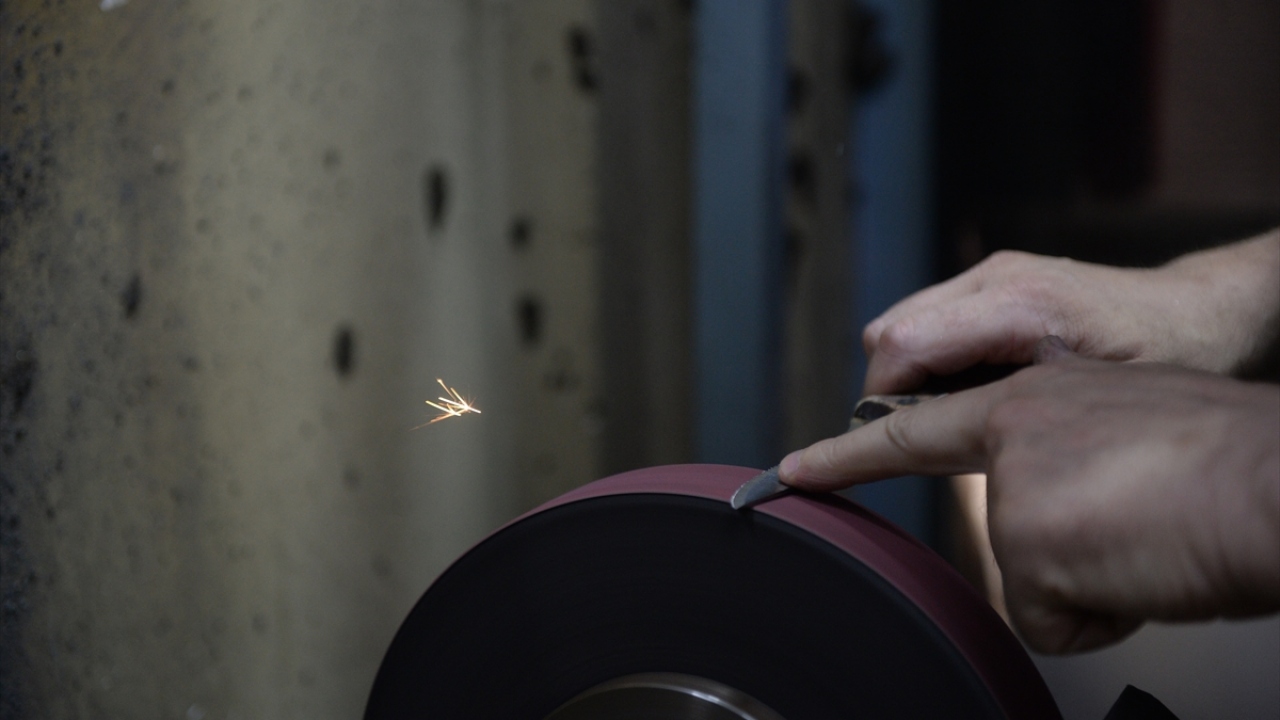 Tarihi çarşıda yaklaşık bir asırdır hizmet veren bileme dükkanı sahiplerinden İsmail Emül (55), dededen toruna geçen bir maziye sahip olduklarını ve mesleği kardeşiyle devam ettirdiklerini söyledi.