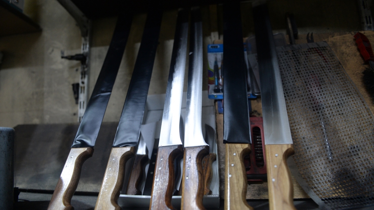 Emül, 15 yaşından itibaren yaklaşık 40 yıldır çarşıda bıçak bilediklerini aktardı. 