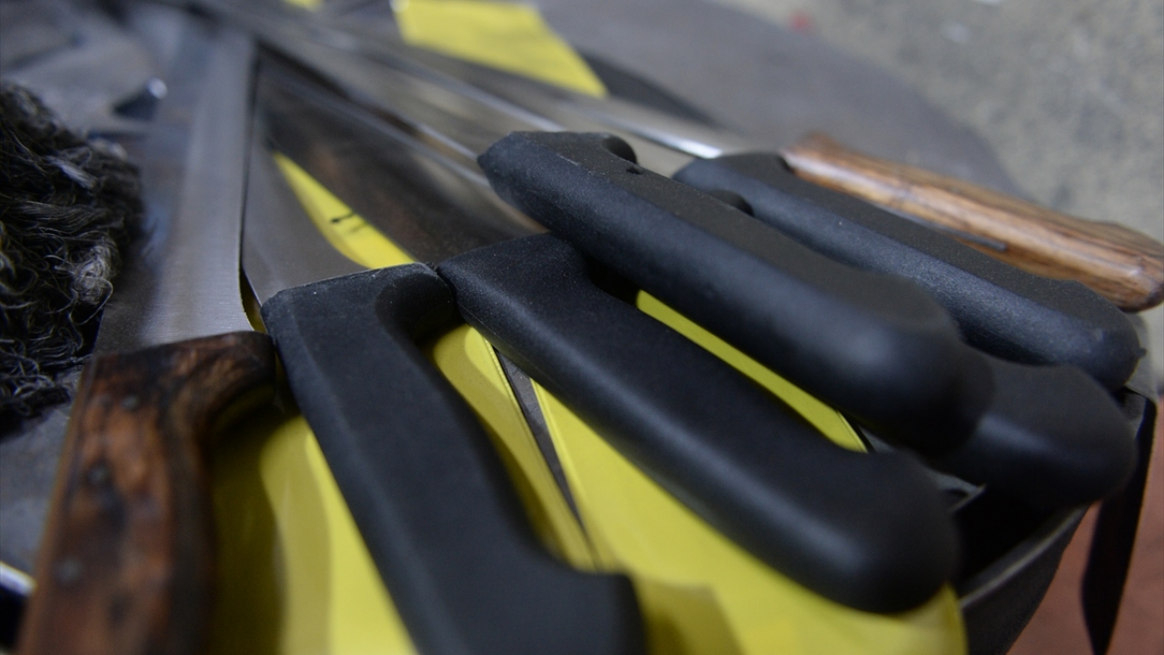 Bıçağın ustasından alınmasını tavsiye eden Emül, marketlerde satılan bıçakların kurban kesiminde kullanılmaması gerektiğini belirtti. 