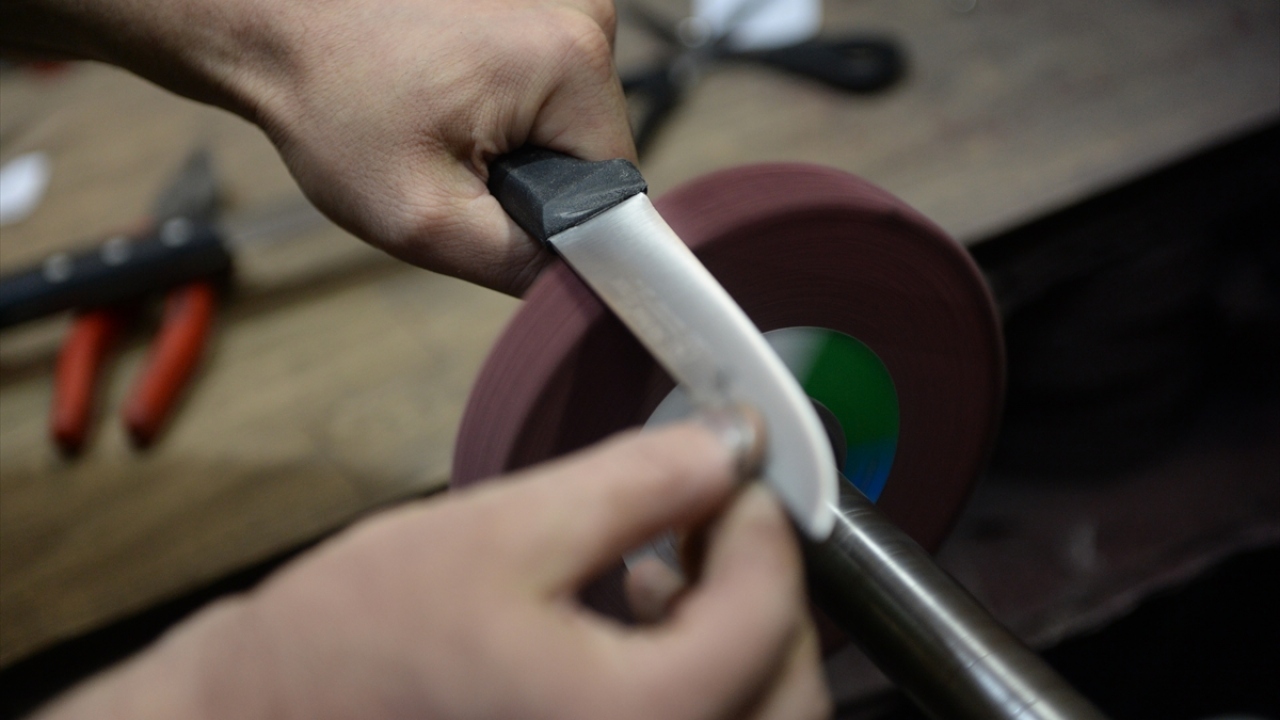 Kurban kesiminde bıçağın önemine değinen Emül, kurban kesilecek bıçakla parçalama sırasında kullanılan bıçakların farklı özelliklere sahip olduğunu anlattı.