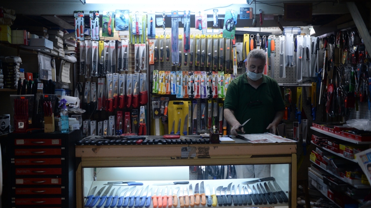 Kurban öncesi yoğun bir çalışma temposuna girdiklerini vurgulayan Emül, "Bizim her sene bileme işimiz yoğunlaşır. Normal müşteri potansiyelimizin yanında, daha önce başka yerlere bileterek memnun kalmayarak gelenler oluyor." dedi. 