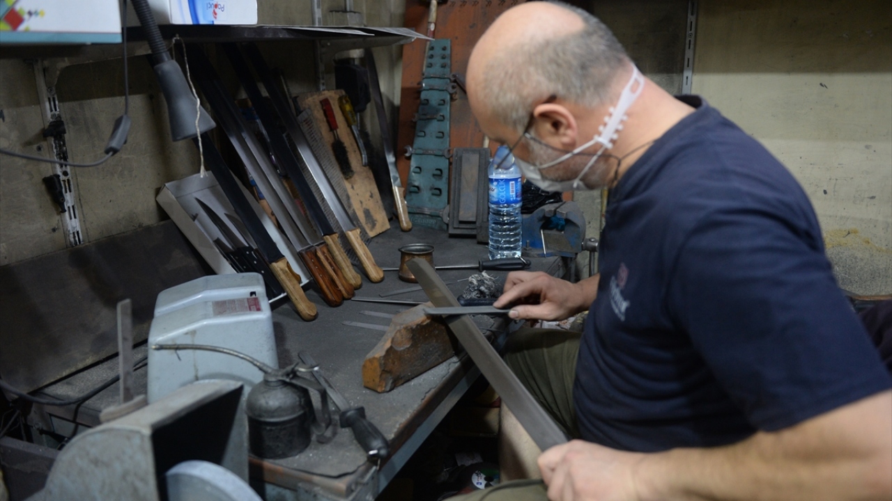 El yapımı işçilikle üretilen bıçakların daha kaliteli olduğunu söyleyen Emül, "Hayvana eziyet çektirmemek için bıçakların keskin olması lazım." değerlendirmesinde bulundu. 