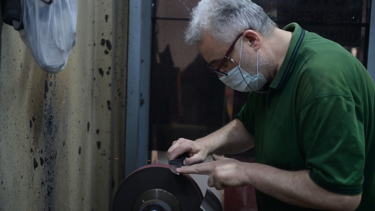 Bıçak ustası Mücahit Emül de bayram öncesi yoğun bir mesaiye girdiklerini dile getirerek, vatandaşların bıçak seçiminde pişman olmaması için usta kişileri tercih etmeleri tavsiyesinde bulundu. 