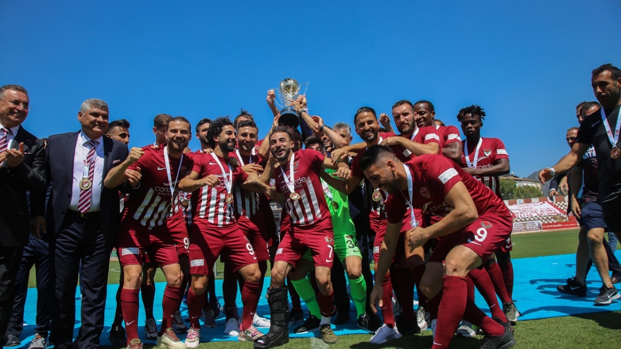 Antakya Atatürk Stadı`ndaki organizasyonda yeni tip koronavirüs (Covid-19) salgını tedbirleri kapsamında oyuncular, adları anons edildikten sonra tören alanındaki masanın üzerine konulan madalyalarını kendileri aldı. 
