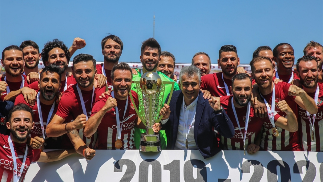 Daha sonra bordo-beyazlı takımın kaptanı Mesut Çaytemel ve teknik direktör Mehmet Altıparmak, TFF yöneticilerinden kupayı teslim alarak takım arkadaşları ve yöneticilerle kaldırdı.