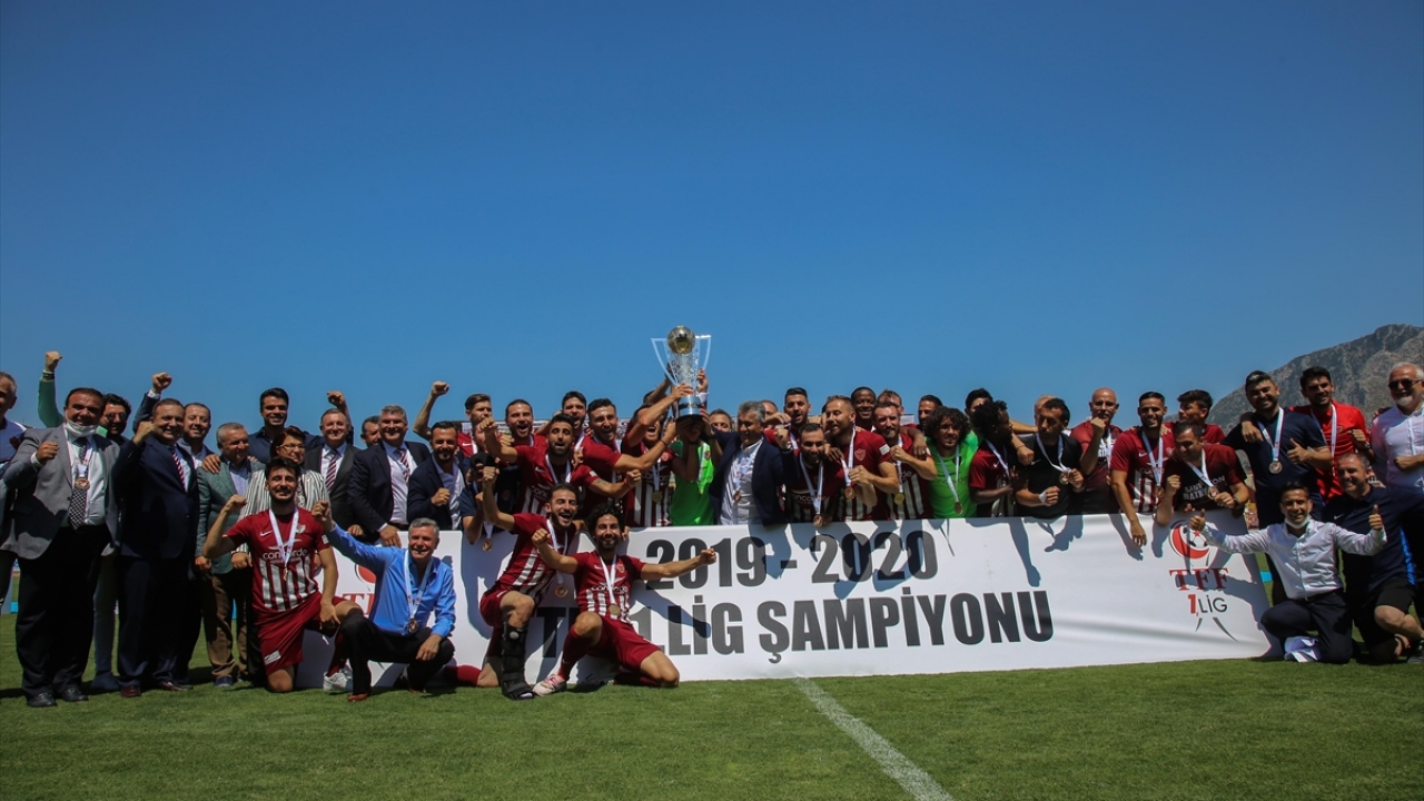 Töreninin ardından oyuncular, kupayla hatıra fotoğrafı çektirdi.