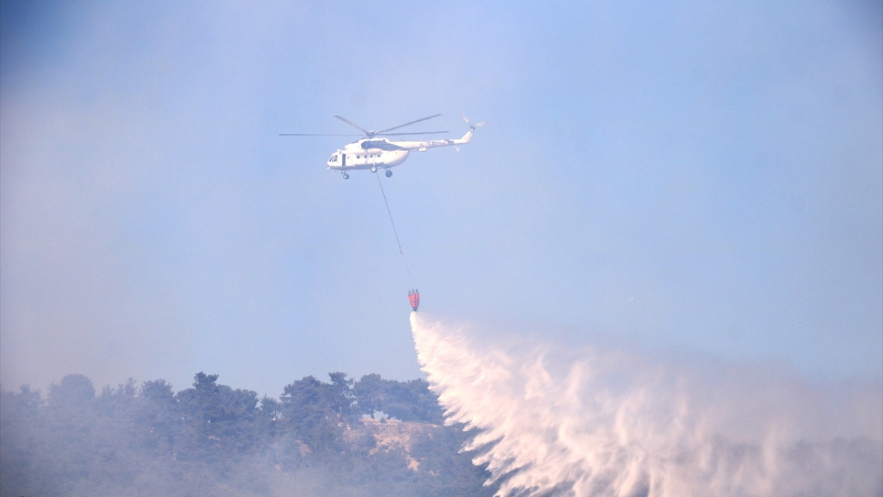 Yangına havadan 1 uçak, 5 helikopter ile karadan 20 arazöz, 2 ilk müdahale aracı, 2 dozer, 130 söndürme işçisiyle müdahale ediliyor.