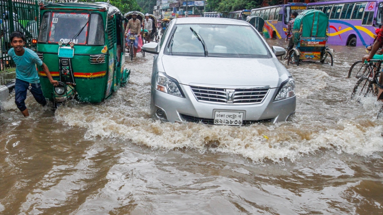 Şehirde etkili olan sel nedeniyle ulaşımda aksamalar yaşandı.