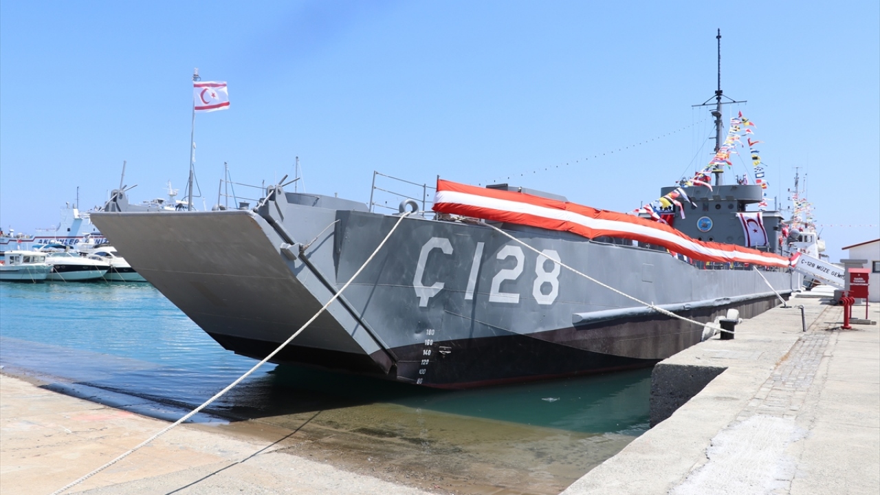 Sahil Güvenlik Komutanlığı`ndan Deniz Yüzbaşı Serkan Arda ise Taşkızak Tersanesi`nde 1967-1992 arasında 58 tank çıkarma gemisi üretildiğini, bunların 43 tanesinin Kıbrıs Barış Harekatı`na iştirak ettiğini belirtti.