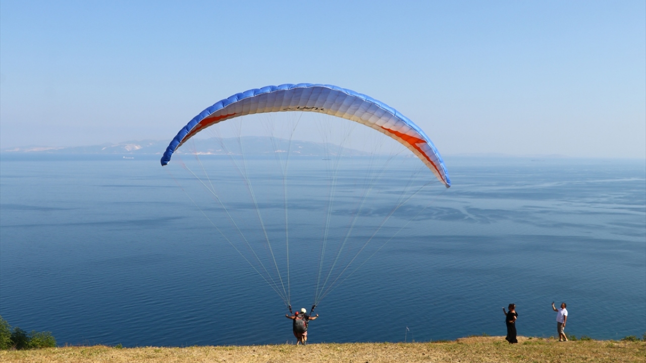 Tekirdağ`da yamaç paraşütü tutkunlarının en çok tercih ettiği yerler arasında bulunan Uçmakdere`deki uçuşlar, normalleşme süreciyle yeniden hız kazandı. 