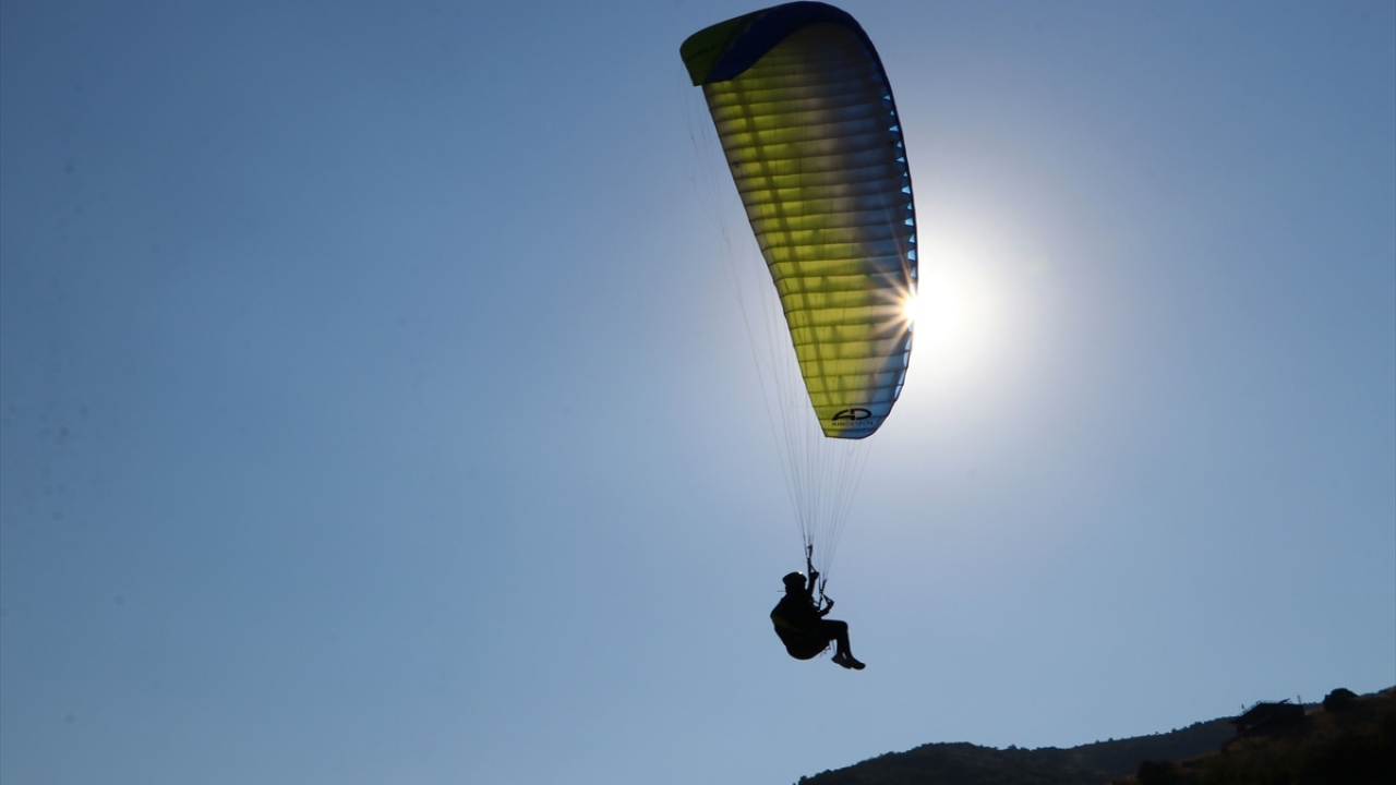 Özellikle hafta sonları yerli ve yabancı ziyaretçilerin yamaç paraşütü için bölgeyi tercih etmesiyle, gökyüzü yeniden renklendi.