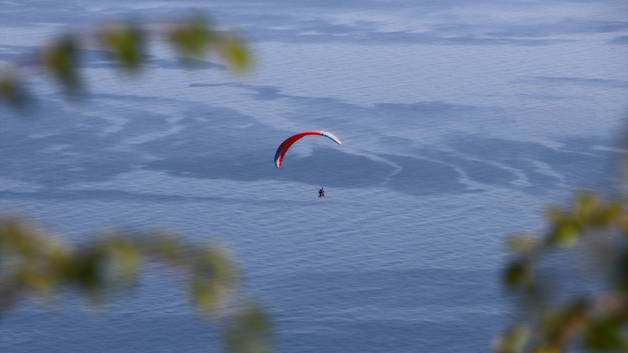 Tekirdağ Yamaç Paraşüt Kulübü Kurucu Üyesi Sanlı Fidan, Uçmakdere`de ziyaretçilere farklı bir keyif yaşattıklarını söyledi.