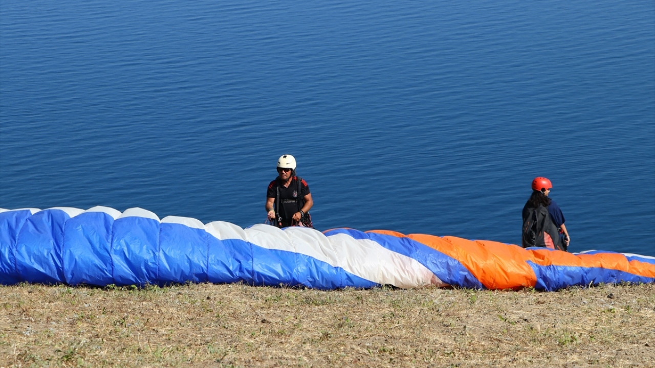 Denizin ve yeşilin bir arada olduğu Şarköy ilçesi Uçmakdere Mahallesi, normalleşme sürecinin ardından yeniden ekstrem spor tutkunlarına ev sahipliği yapıyor.