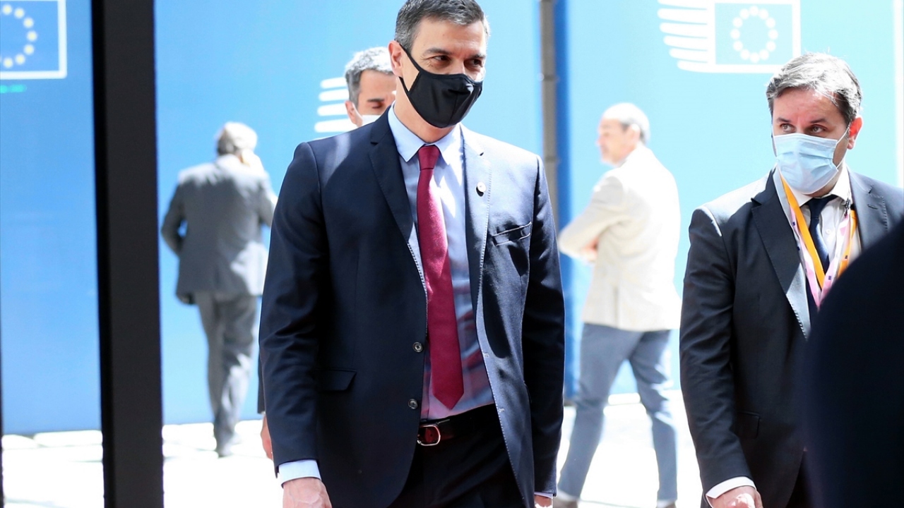 Brüksel`de düzenlenen zirveye İspanya Başbakanı Pedro Sanchez (solda) de katıldı.