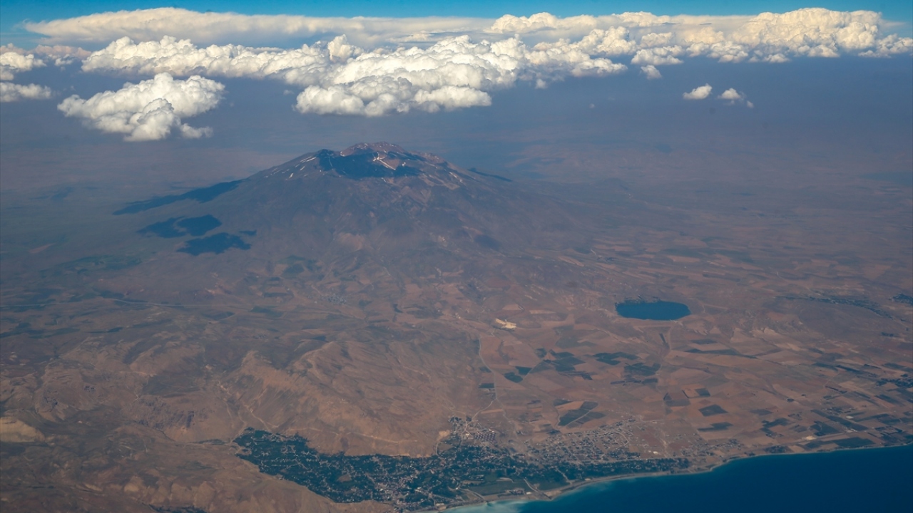 Yerden yaklaşık 10 bin metre yükseklikte, bulutların altında, 4 bin 58 metre yüksekliği ile Türkiye`nin üçüncü büyük dağı Süphan görülüyor.