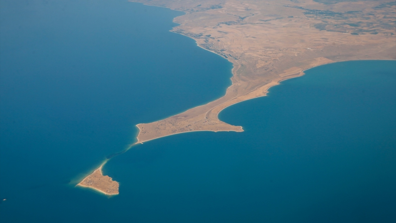 Yerden yaklaşık 10 bin metre yükseklikte, Van Gölü`ndeki Çarpanak Adası görülüyor.
