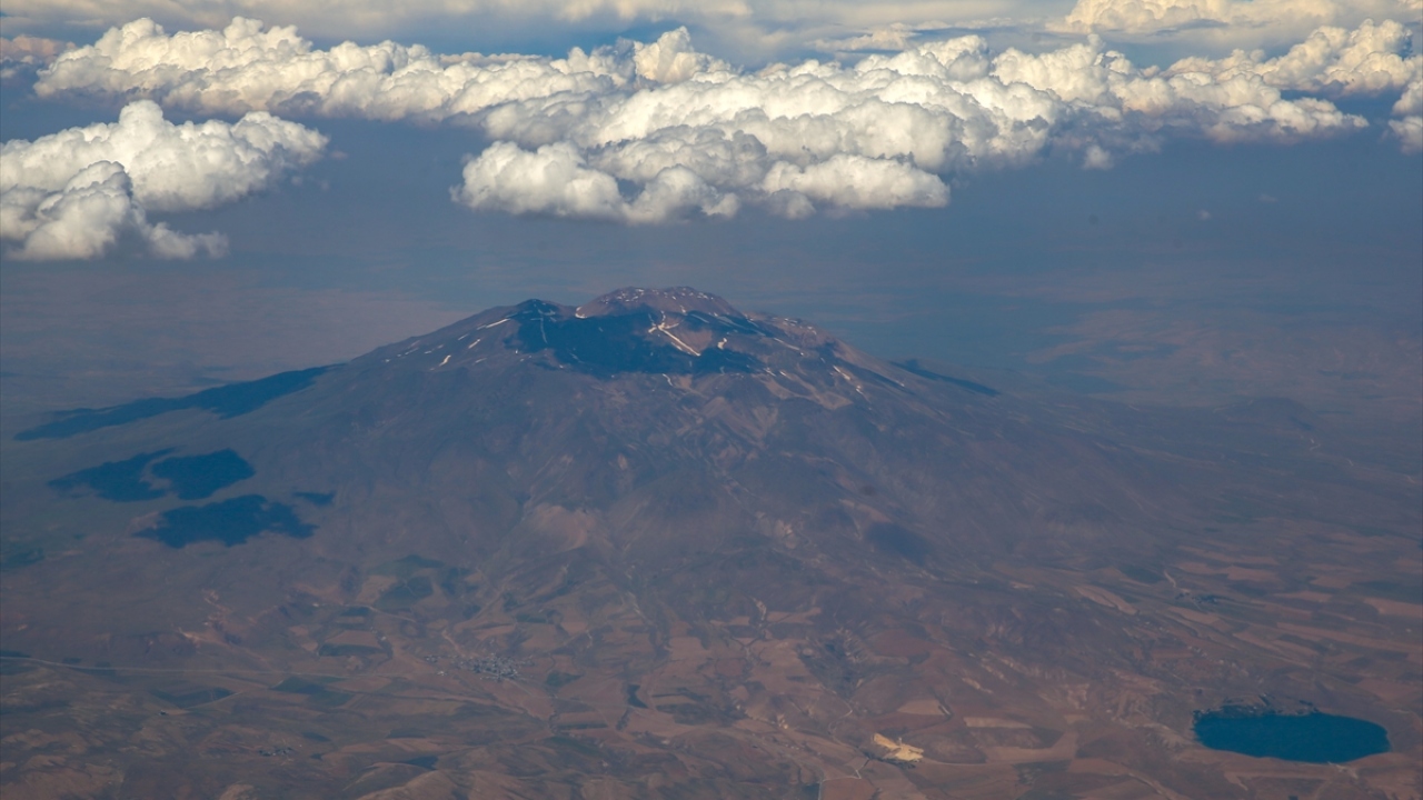 Yerden yaklaşık 10 bin metre yükseklikte, bulutların altında, 4 bin 58 metre yüksekliği ile Türkiye`nin üçüncü büyük dağı Süphan görülüyor.