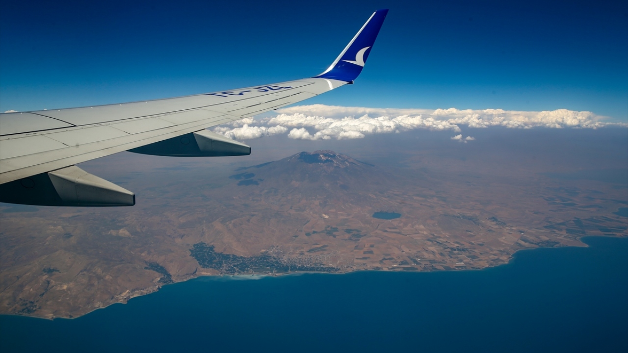 Yerden yaklaşık 10 bin metre yükseklikte, bulutların altında, 4 bin 58 metre yüksekliği ile Türkiye`nin üçüncü büyük dağı Süphan görülüyor.