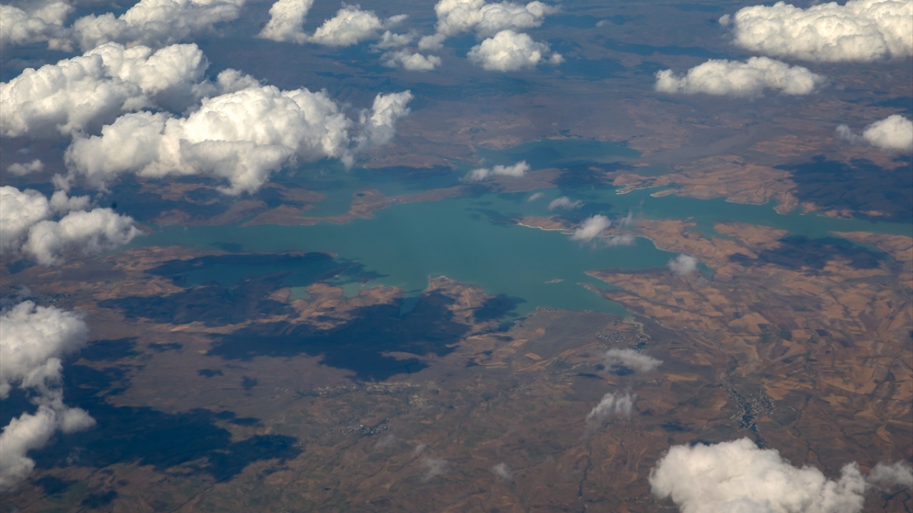 Fotoğrafta, yerden yaklaşık 10 bin metre yükseklikten, bir baraj gölünün görünümü yer alıyor.