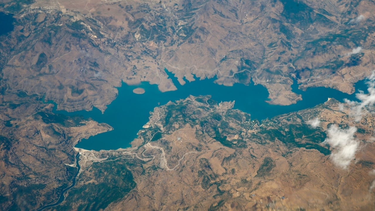 Fotoğrafta, yerden yaklaşık 10 bin metre yükseklikten, bir baraj gölünün görünümü yer alıyor.