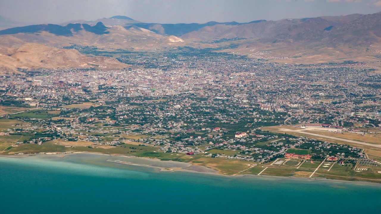 Fotoğrafta, yerden yaklaşık 10 bin metre yükseklikten, Van`ın genel bir görünümü yer almakta.