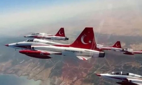 Türk Yıldızları'ndan KKTC semalarında selamlama geçişi